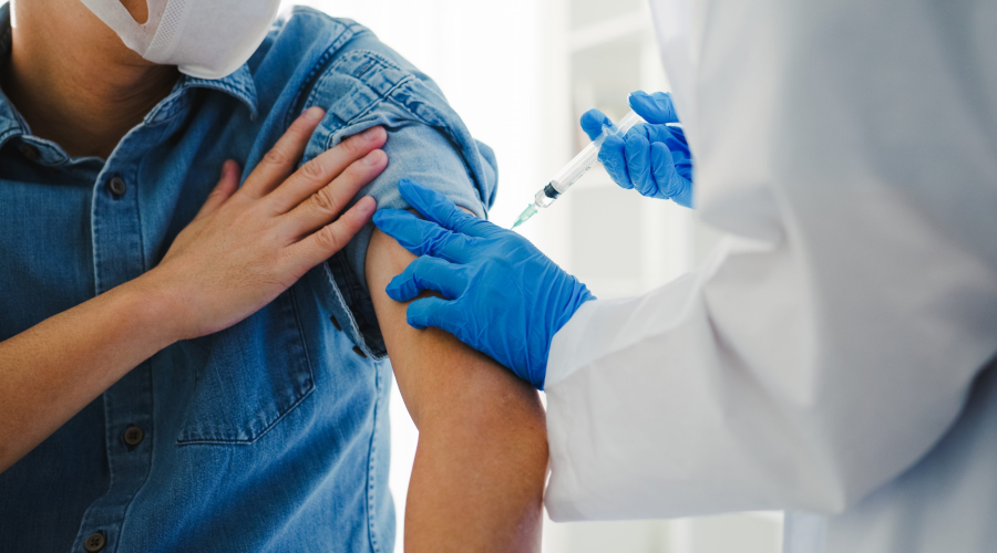 Vacinas contra gripe e covid-19 reduzem risco de infarto e AVC