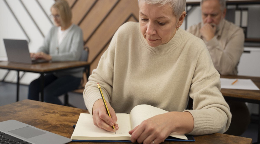 Idosos voltam às salas de aula: nunca é tarde para buscar o conhecimento