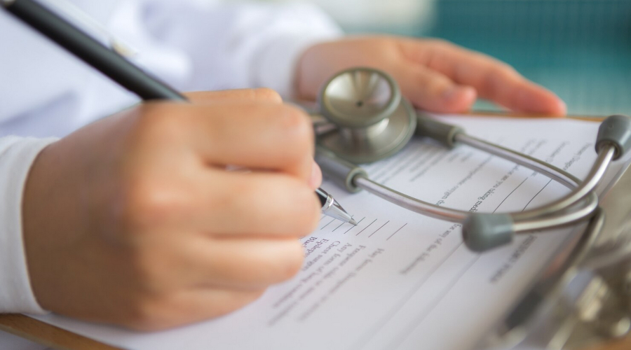 Atestados em papel continuam válidos em 2026, esclarece Conselho Federal de Medicina
